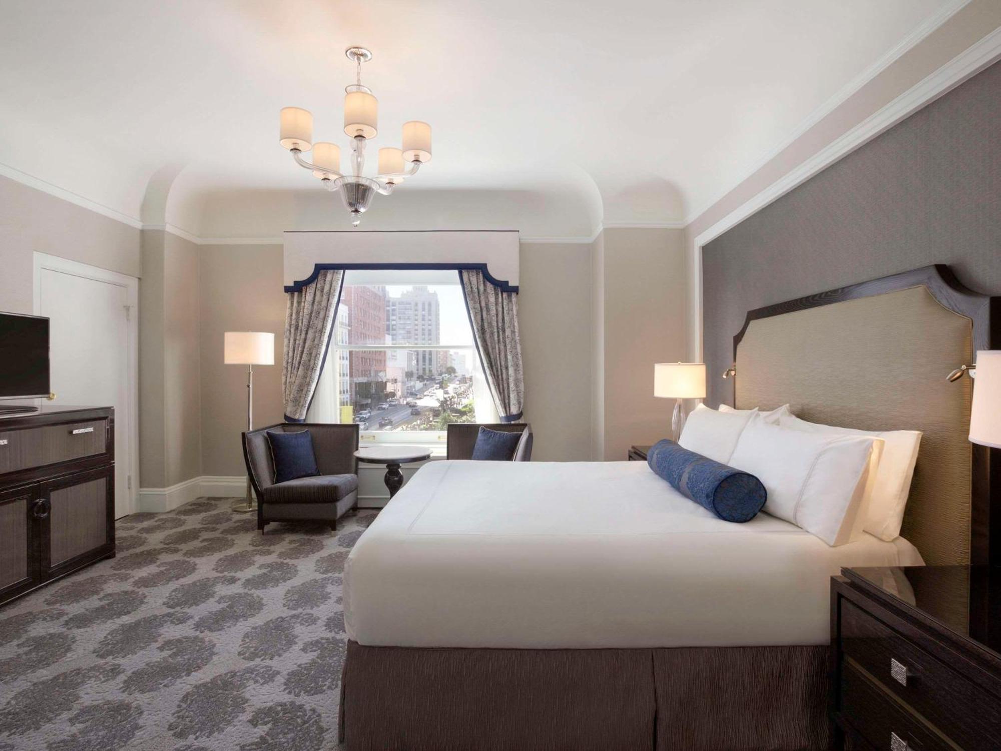 Hotel Fairmont San Francisco Exteriér fotografie A bedroom at the hotel