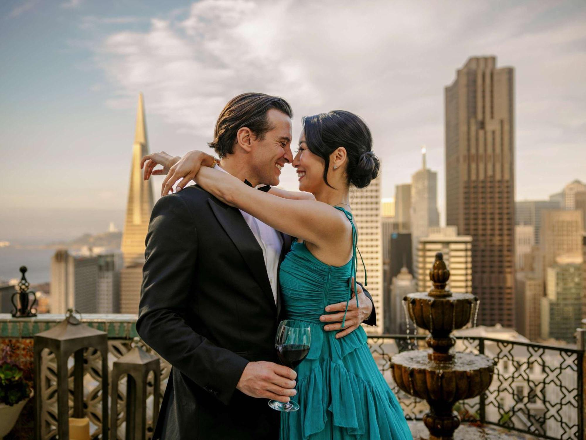 Hotel Fairmont San Francisco Exteriér fotografie A couple at the Mark Hotel