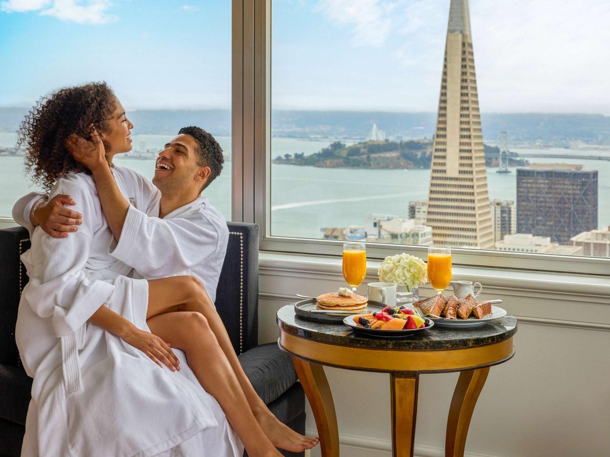 Hotel Fairmont San Francisco Exteriér fotografie A couple at the Fairmont San Diego