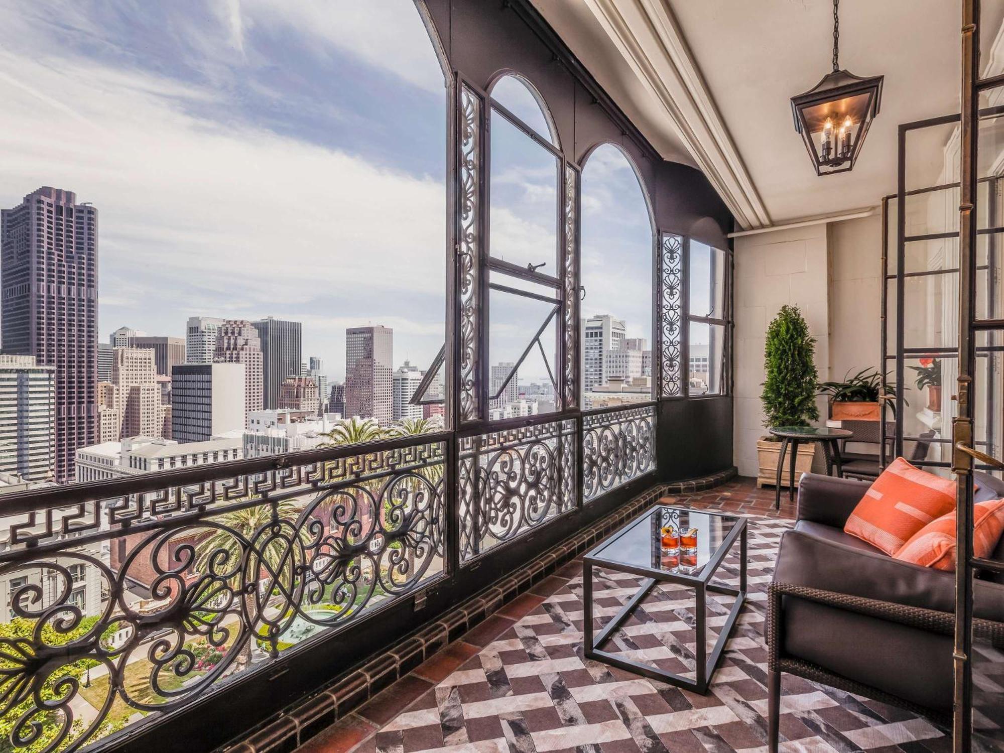 Hotel Fairmont San Francisco Exteriér fotografie A view of the balcony of a suite at the St. Regis San Francisco