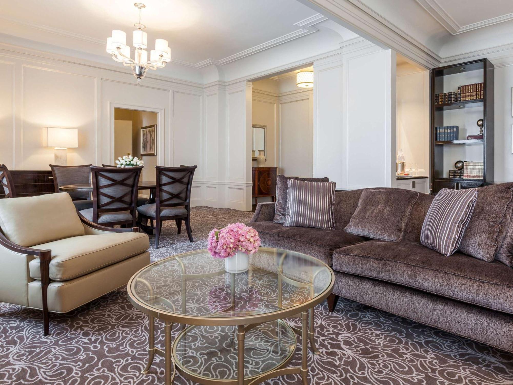 Hotel Fairmont San Francisco Exteriér fotografie A living room in a suite at The Ritz-Carlton, Boston