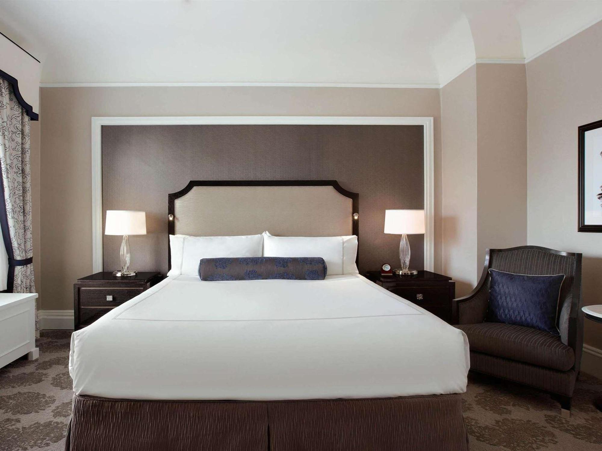 Hotel Fairmont San Francisco Exteriér fotografie A bedroom at the Four Seasons Hotel